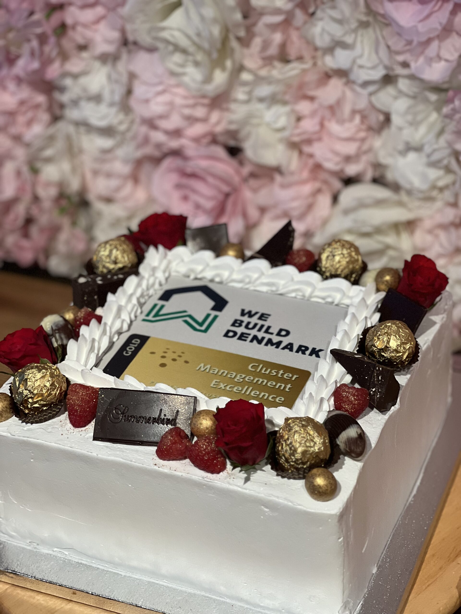 Kage til guldcertificering hos We Build Denmark